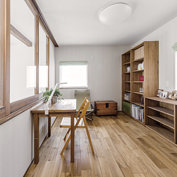 無垢Story 【造作家具×自然素材｜愛知県豊田市】無垢材と漆喰が織りなすシンプル＆モダンなカフェ風の木の家の建築実例画像7
