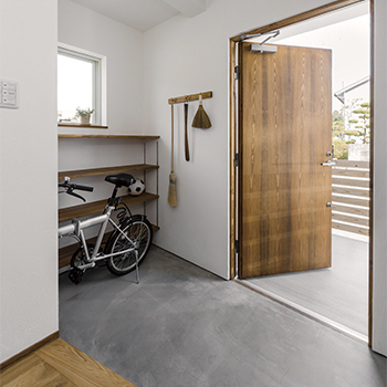 無垢Story 【造作家具×自然素材｜愛知県豊田市】無垢材と漆喰が織りなすシンプル＆モダンなカフェ風の木の家の建築実例画像8