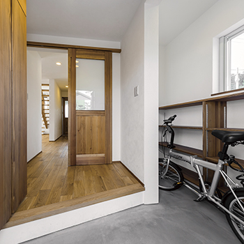 無垢Story 【造作家具×自然素材｜愛知県豊田市】無垢材と漆喰が織りなすシンプル＆モダンなカフェ風の木の家の建築実例画像9