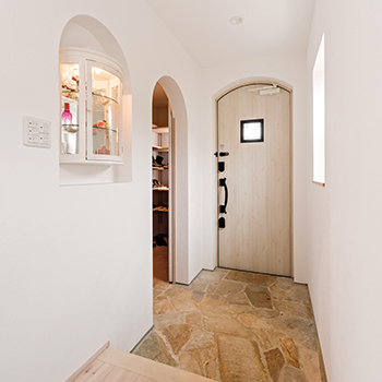 無垢Story 【南欧風×造作家具×自然素材｜岐阜市】ホワイトを基調としたシンプルなカフェ風＆南欧風の木の家の建築実例画像2