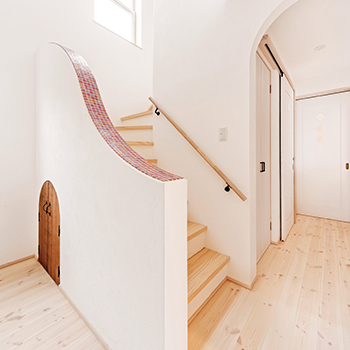 無垢Story 【南欧風×造作家具×自然素材｜岐阜市】ホワイトを基調としたシンプルなカフェ風＆南欧風の木の家の建築実例画像3