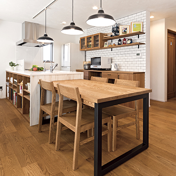 無垢Story 【造作家具×無垢材｜岐阜県安八町】アウトドア派にピッタリ！カフェ風のサーファーズハウスの建築実例画像1