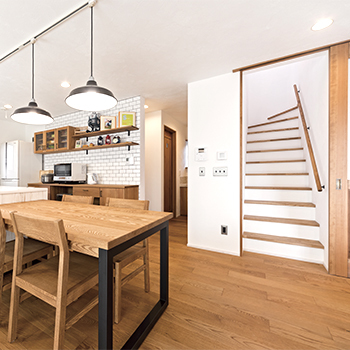 無垢Story 【造作家具×無垢材｜岐阜県安八町】アウトドア派にピッタリ！カフェ風のサーファーズハウスの建築実例画像8