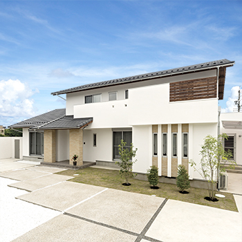 無垢Story 【造作家具×ナチュラル｜愛知県小牧市】木の香りの広がる無垢と漆喰でできたナチュラルなカフェ風の家の建築実例画像1