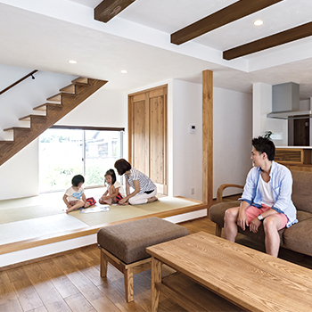 無垢Story 【造作家具×ナチュラル｜愛知県小牧市】木の香りの広がる無垢と漆喰でできたナチュラルなカフェ風の家の建築実例画像2