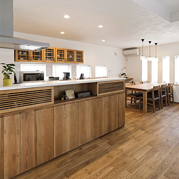 無垢Story 【造作家具×ナチュラル｜愛知県小牧市】木の香りの広がる無垢と漆喰でできたナチュラルなカフェ風の家の建築実例画像3