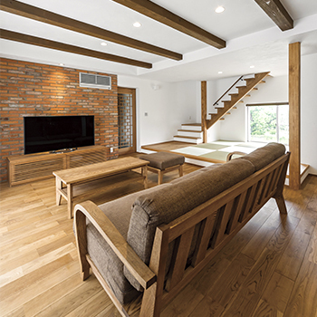 無垢Story 【造作家具×ナチュラル｜愛知県小牧市】木の香りの広がる無垢と漆喰でできたナチュラルなカフェ風の家の建築実例画像4