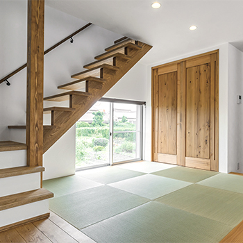 無垢Story 【造作家具×ナチュラル｜愛知県小牧市】木の香りの広がる無垢と漆喰でできたナチュラルなカフェ風の家の建築実例画像5