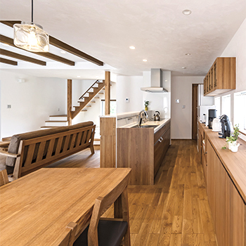 無垢Story 【造作家具×ナチュラル｜愛知県小牧市】木の香りの広がる無垢と漆喰でできたナチュラルなカフェ風の家の建築実例画像6