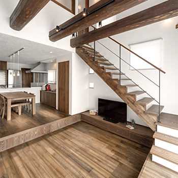 無垢Story 【造作家具×和カフェ｜愛知県海部郡】木造＆スタイリッシュな自然素材に包まれた和モダンの家の建築実例画像1