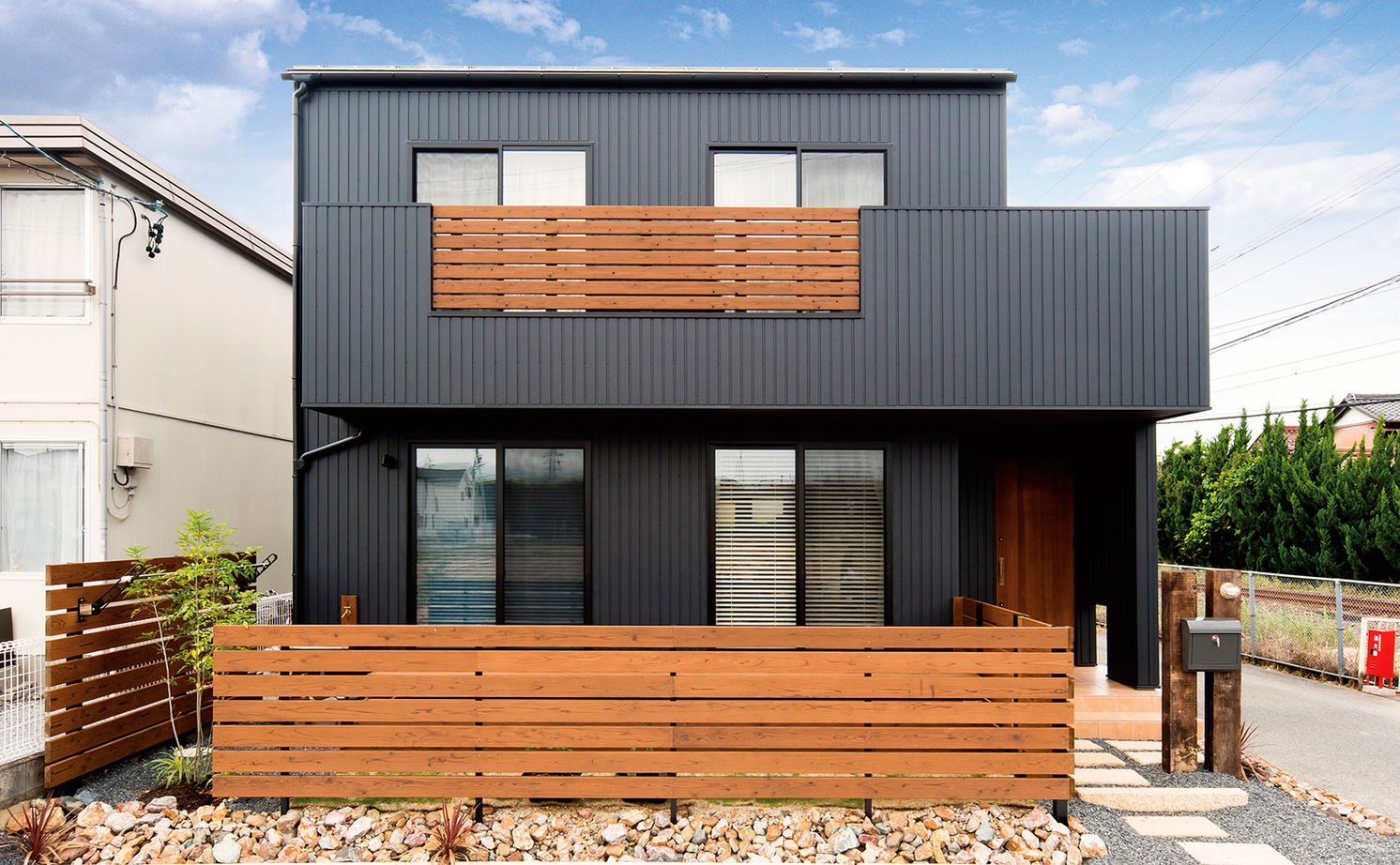 無垢Story 【2000万円台/カリフォルニア/40坪台/間取図有】潮風にさらされた風合いも造作。アウトドアスタイルのお家の建築実例画像2