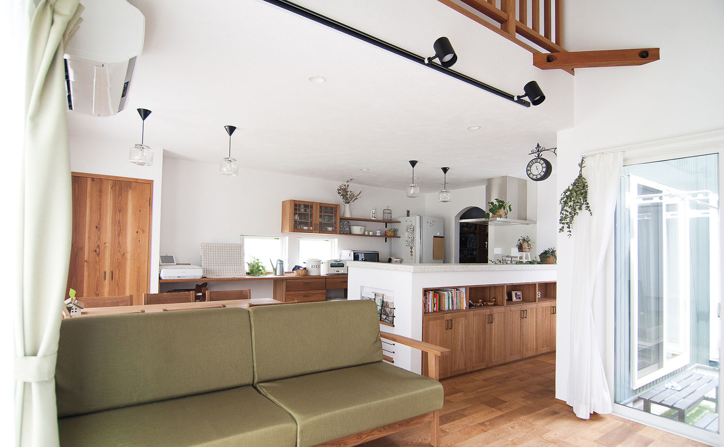 無垢Story 【岐阜県/1000万円台/平屋風/中庭/30坪台/間取図有】手仕事が好きな夫婦が選んだ家具まで造作の平屋風の家の建築実例画像2