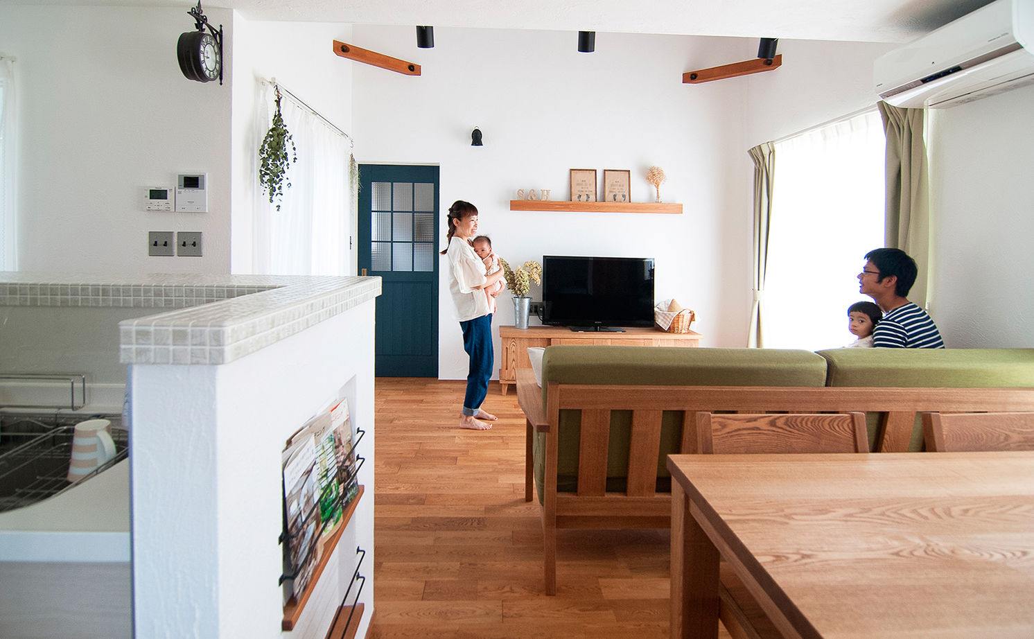 無垢Story 【岐阜県/1000万円台/平屋風/中庭/30坪台/間取図有】手仕事が好きな夫婦が選んだ家具まで造作の平屋風の家の建築実例画像5