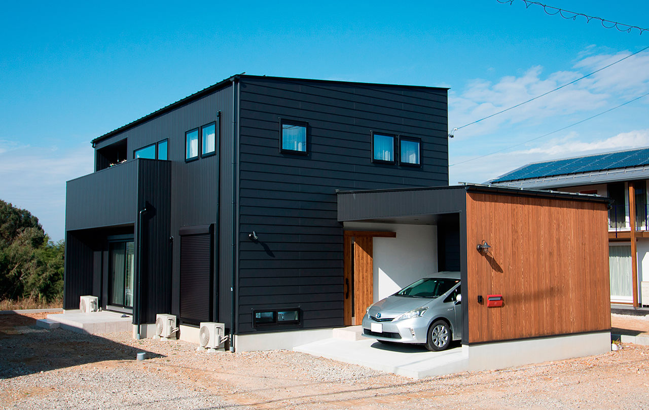 無垢Story 【岐阜県/2000万円台/ビルトインガレージ/40坪台/間取図有】開放的な吹抜けのあるアンティークな家の建築実例画像1