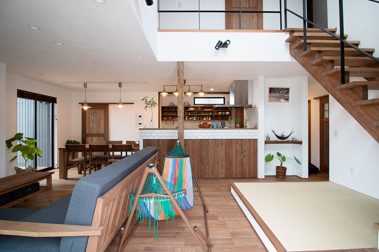 無垢Story 【岐阜県/2000万円台/ビルトインガレージ/40坪台/間取図有】開放的な吹抜けのあるアンティークな家の建築実例画像2