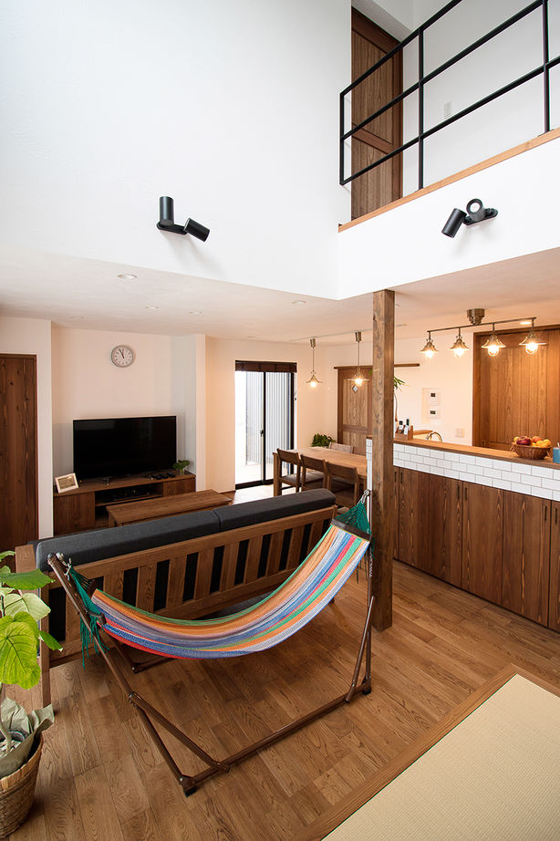 無垢Story 【岐阜県/2000万円台/ビルトインガレージ/40坪台/間取図有】開放的な吹抜けのあるアンティークな家の建築実例画像3