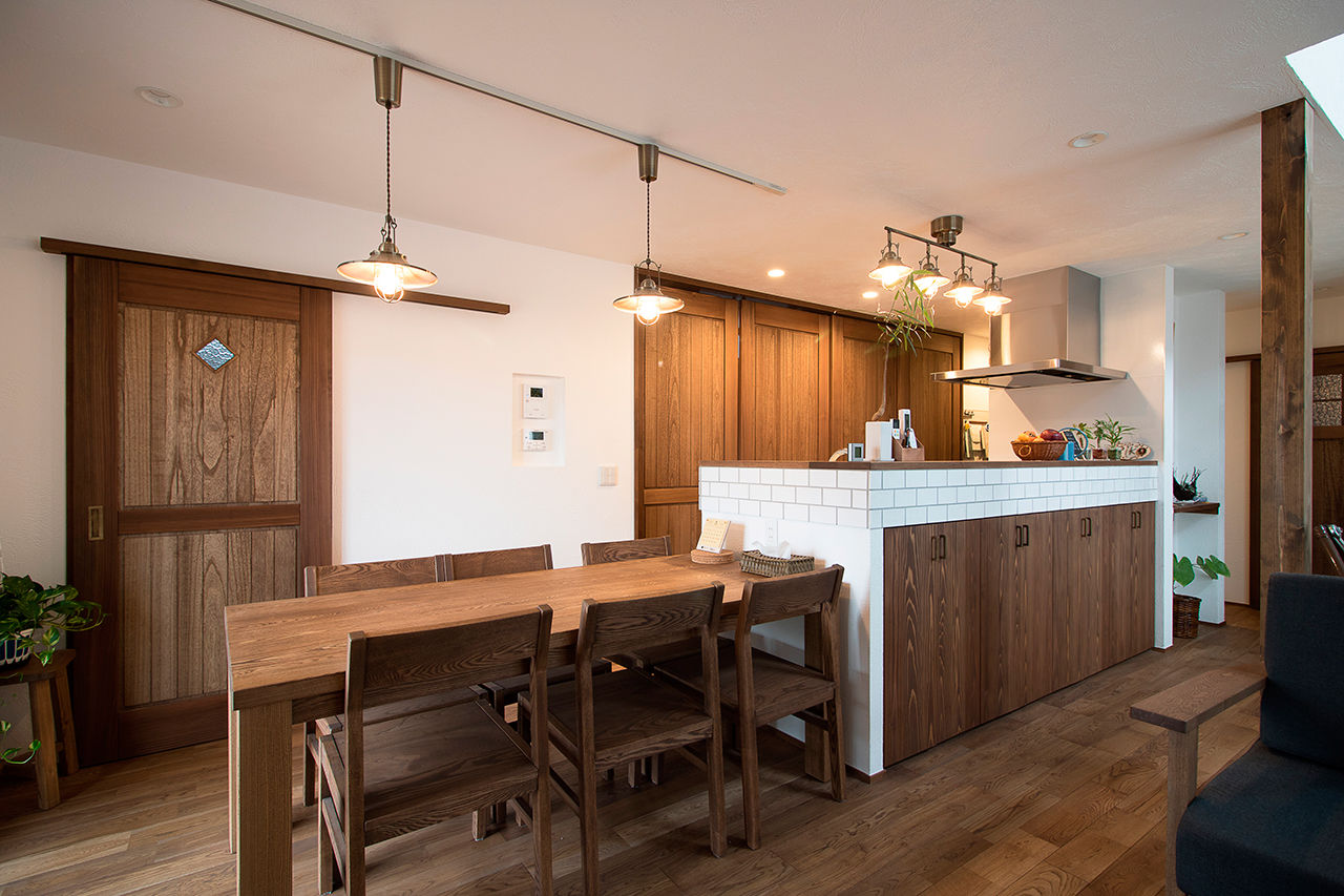 無垢Story 【岐阜県/2000万円台/ビルトインガレージ/40坪台/間取図有】開放的な吹抜けのあるアンティークな家の建築実例画像4