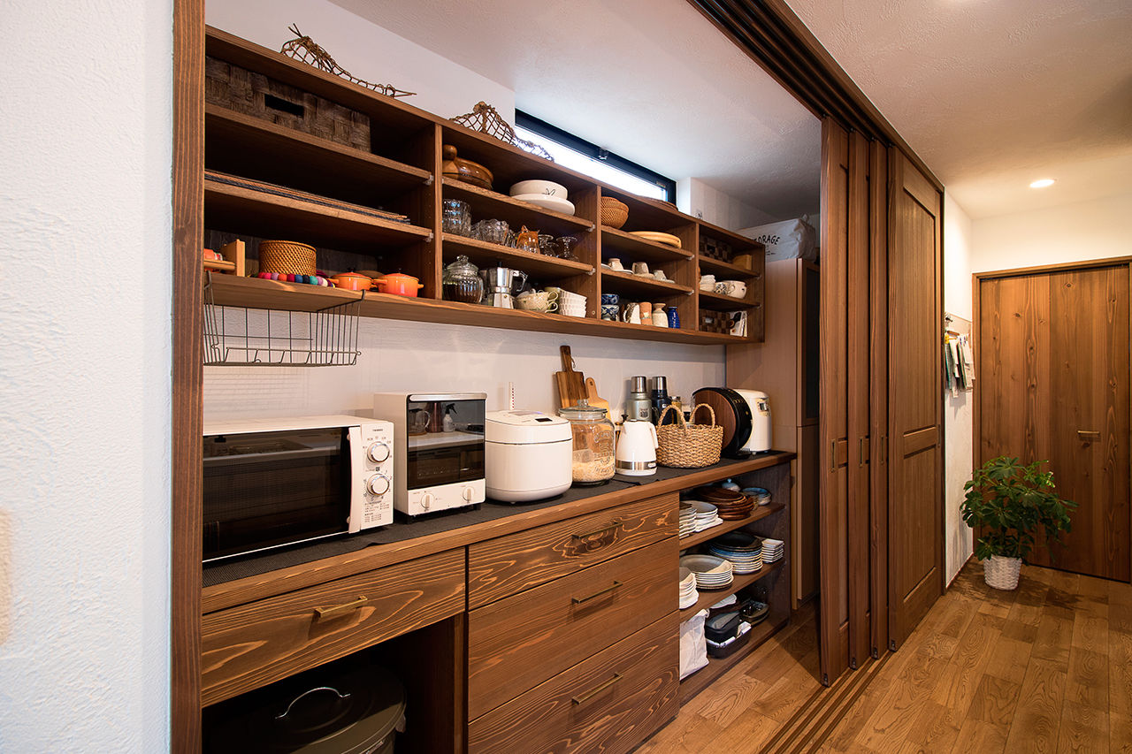 無垢Story 【岐阜県/2000万円台/ビルトインガレージ/40坪台/間取図有】開放的な吹抜けのあるアンティークな家の建築実例画像5