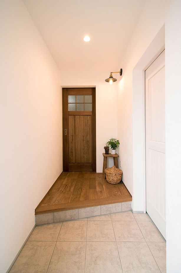 無垢Story 【岐阜県/2000万円台/ビルトインガレージ/40坪台/間取図有】開放的な吹抜けのあるアンティークな家の建築実例画像6