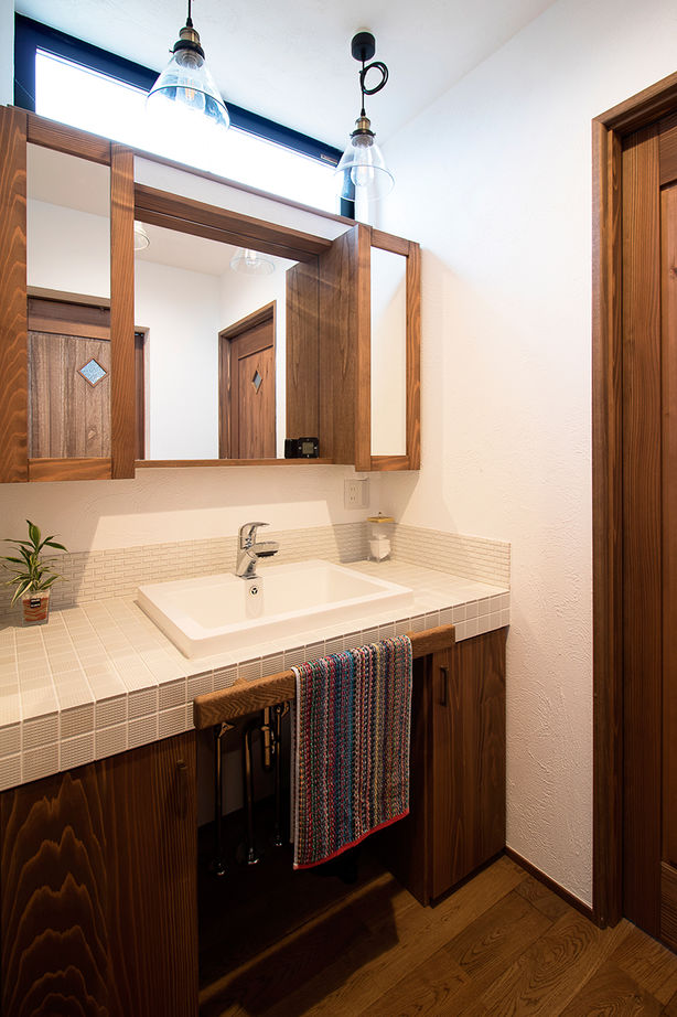 無垢Story 【岐阜県/2000万円台/ビルトインガレージ/40坪台/間取図有】開放的な吹抜けのあるアンティークな家の建築実例画像7