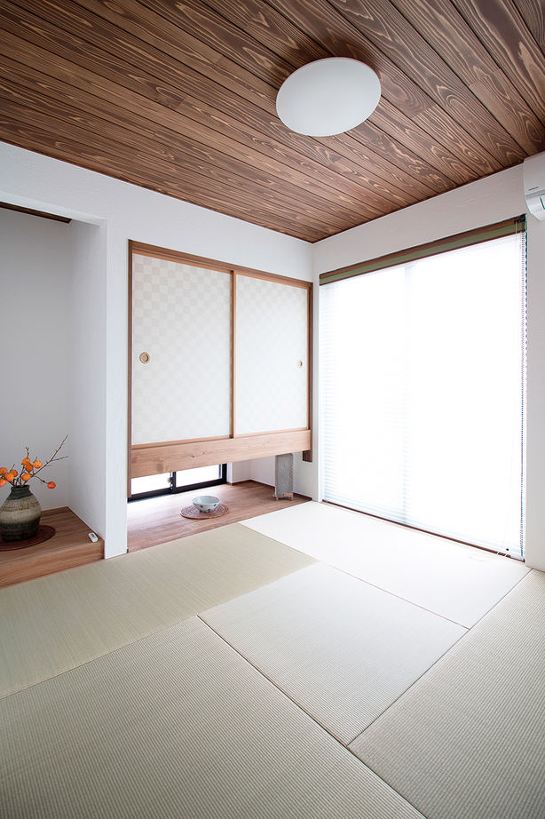 無垢Story 【岐阜県/2000万円台/ビルトインガレージ/40坪台/間取図有】開放的な吹抜けのあるアンティークな家の建築実例画像8