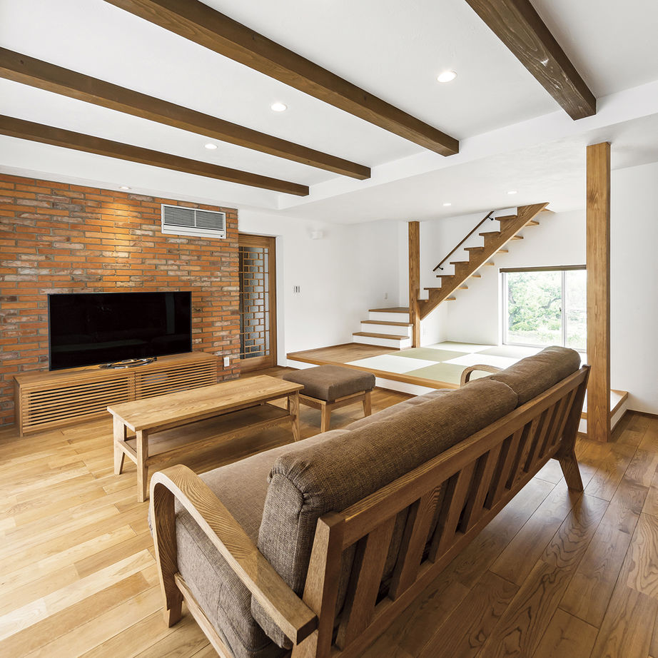 無垢Story 【二世帯住宅】厳選した自然素材と職人の造作家具に癒されるカフェにいる居心地の家｜間取り図有の建築実例画像1
