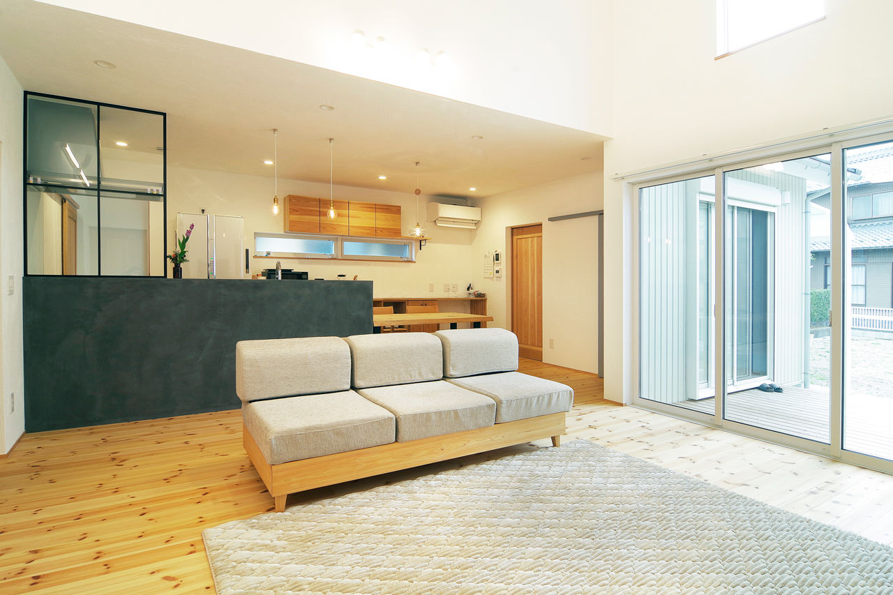 無垢Story 【岐阜県/1000万円台/コの字/中庭/平屋/30坪台/間取図有】自然素材とモルタル。素材を愉しむ中庭のある平屋の建築実例画像2