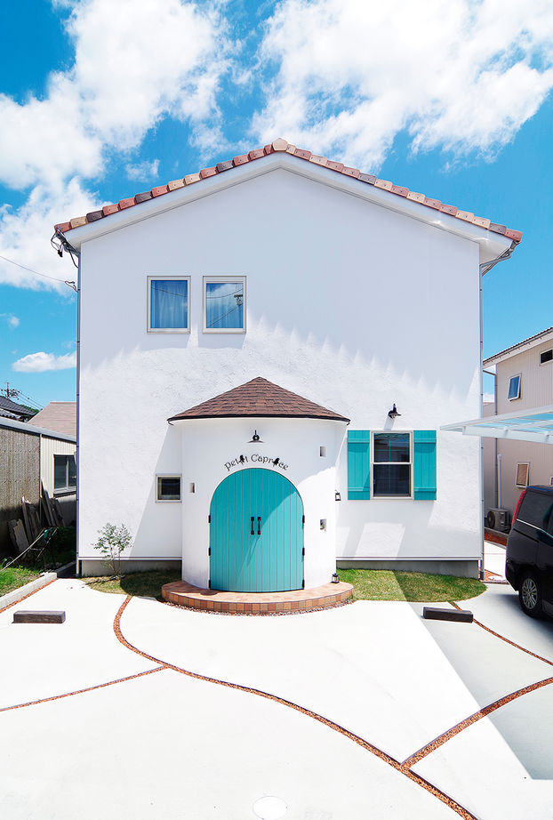 無垢Story 【岐阜県/2000万円台/おしゃれな家/30坪台/間取図有】絵本の世界の様なプロバンス風外観の美容院併設住宅の建築実例画像1