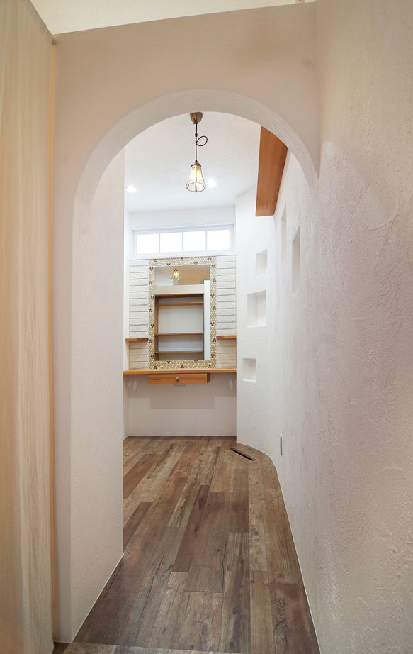 無垢Story 【岐阜県/2000万円台/おしゃれな家/30坪台/間取図有】絵本の世界の様なプロバンス風外観の美容院併設住宅の建築実例画像2