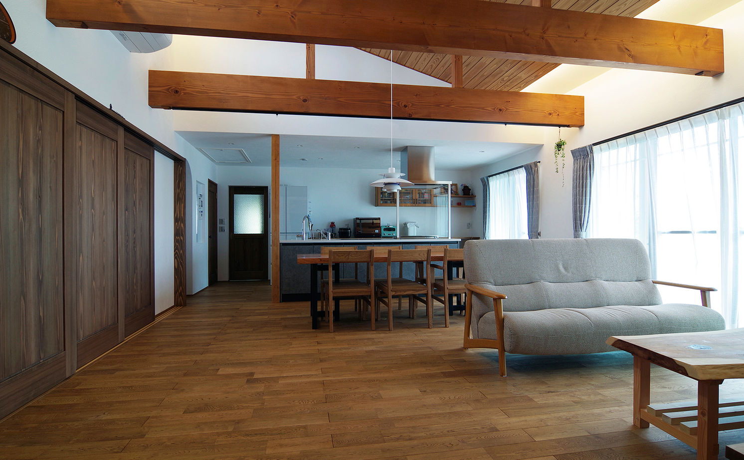 無垢Story 【岐阜県/2000万円台/平屋/30坪台/間取図有】吹抜けのような大空間リビングが特徴的な、カフェ風の家の建築実例画像2