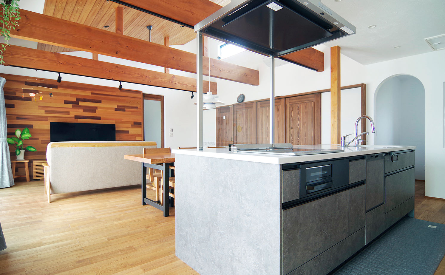 無垢Story 【岐阜県/2000万円台/平屋/30坪台/間取図有】吹抜けのような大空間リビングが特徴的な、カフェ風の家の建築実例画像3