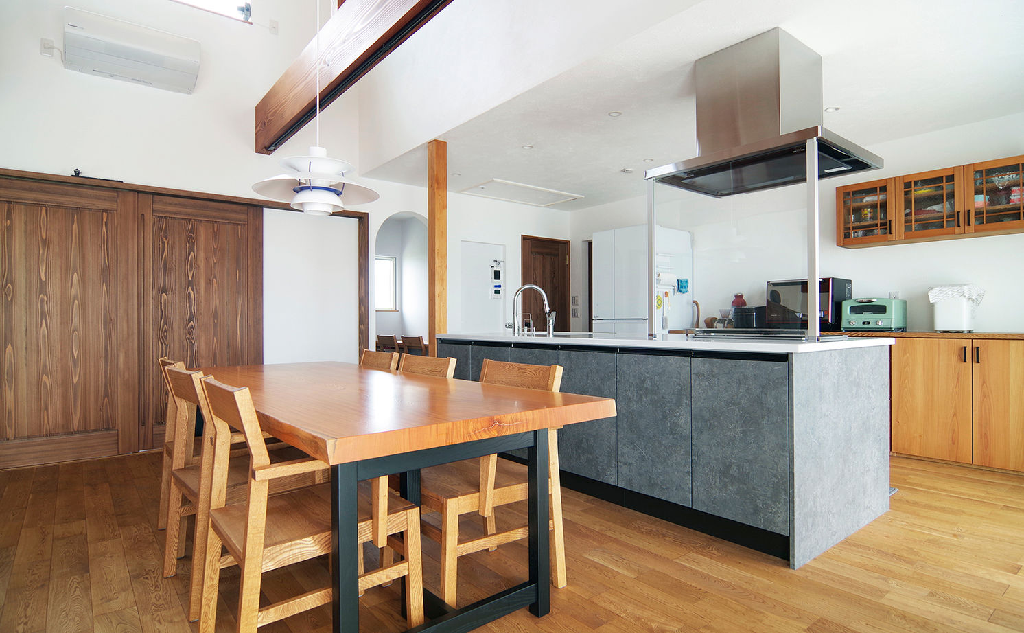 無垢Story 【岐阜県/2000万円台/平屋/30坪台/間取図有】吹抜けのような大空間リビングが特徴的な、カフェ風の家の建築実例画像4