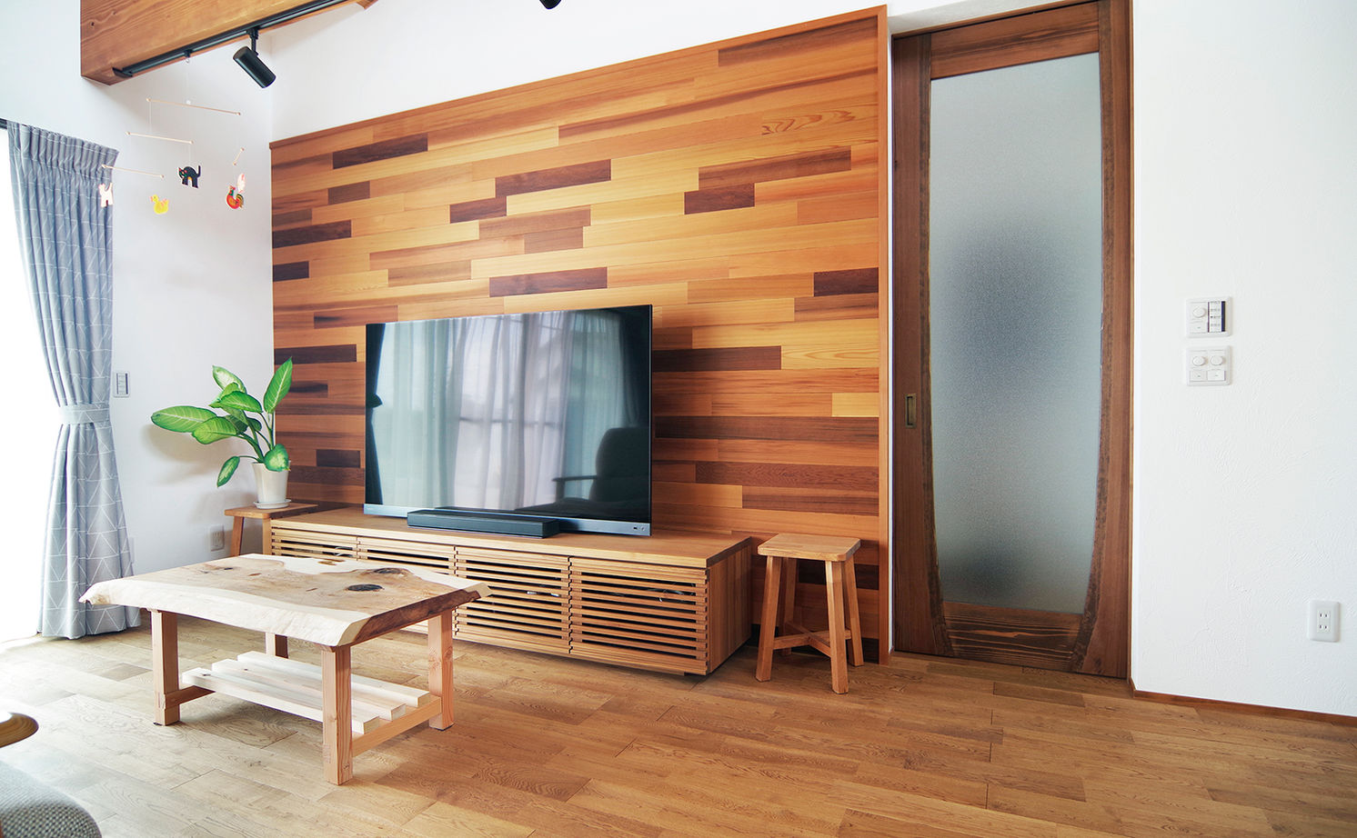 無垢Story 【岐阜県/2000万円台/平屋/30坪台/間取図有】吹抜けのような大空間リビングが特徴的な、カフェ風の家の建築実例画像6