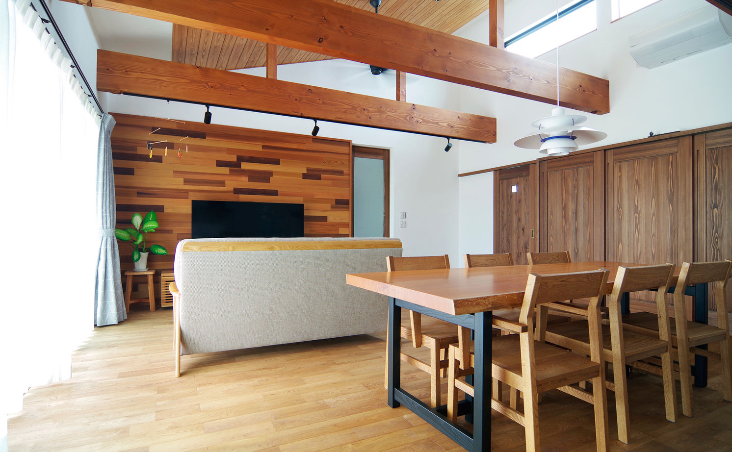 無垢Story 【岐阜県/2000万円台/平屋/30坪台/間取図有】吹抜けのような大空間リビングが特徴的な、カフェ風の家の建築実例画像8