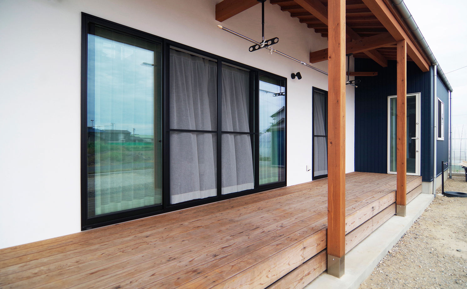 無垢Story 【岐阜県/2000万円台/平屋/30坪台/間取図有】吹抜けのような大空間リビングが特徴的な、カフェ風の家の建築実例画像12