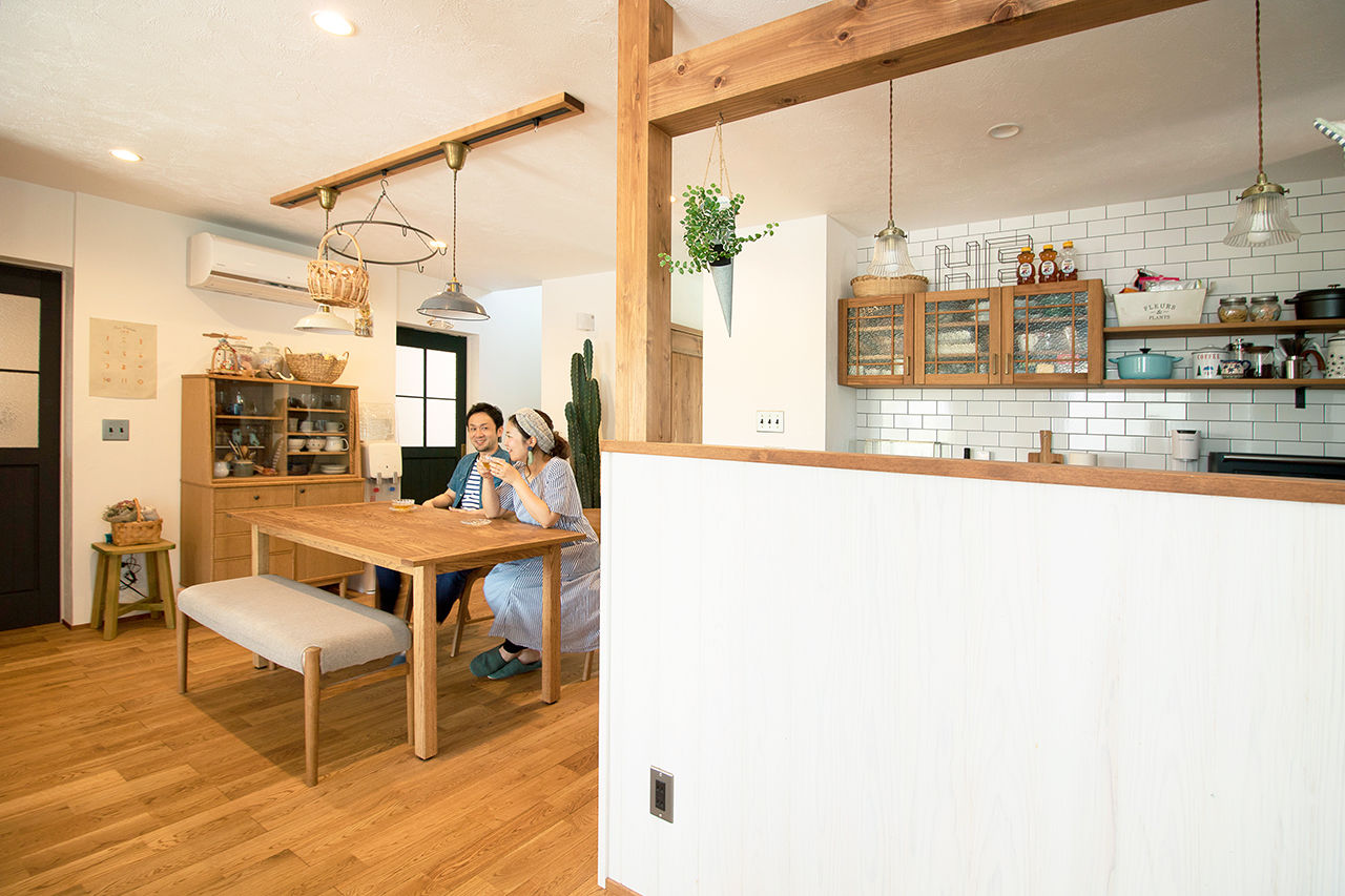 無垢Story 【岐阜県/2000万円台/店舗併設/40坪台/間取図有】カフェのようなリビングと、シンプルなアトリエのある家の建築実例画像2