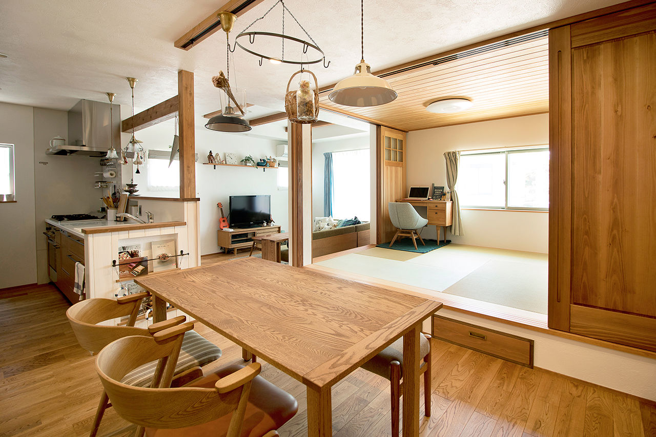 無垢Story 【岐阜県/2000万円台/店舗併設/40坪台/間取図有】カフェのようなリビングと、シンプルなアトリエのある家の建築実例画像3