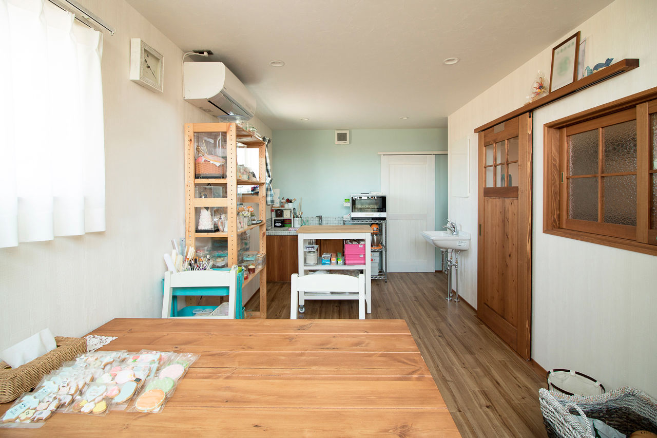 無垢Story 【岐阜県/2000万円台/店舗併設/40坪台/間取図有】カフェのようなリビングと、シンプルなアトリエのある家の建築実例画像6