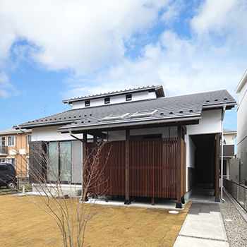 無垢Story 【岐阜県/1000万円台/平屋風/造作家具/和モダン/間取図有】温もり溢れる古民家カフェスタイルの平屋風の家の建築実例画像1