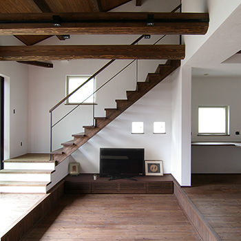 無垢Story 【岐阜県/1000万円台/平屋風/造作家具/和モダン/間取図有】温もり溢れる古民家カフェスタイルの平屋風の家の建築実例画像2