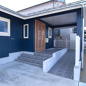 無垢Story 【岐阜県/1000万円台/ローコスト/小さな平屋/30坪台/間取図有】車イスOKのバリアフリーカリフォルニア住宅の建築実例画像2