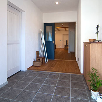 無垢Story 【岐阜県/1000万円台/ローコスト/小さな平屋/30坪台/間取図有】車イスOKのバリアフリーカリフォルニア住宅の建築実例画像3