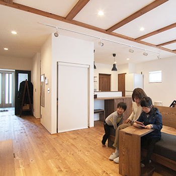 無垢Story 【岐阜県/1000万円台/ローコスト/小さな平屋/30坪台/間取図有】車イスOKのバリアフリーカリフォルニア住宅の建築実例画像4