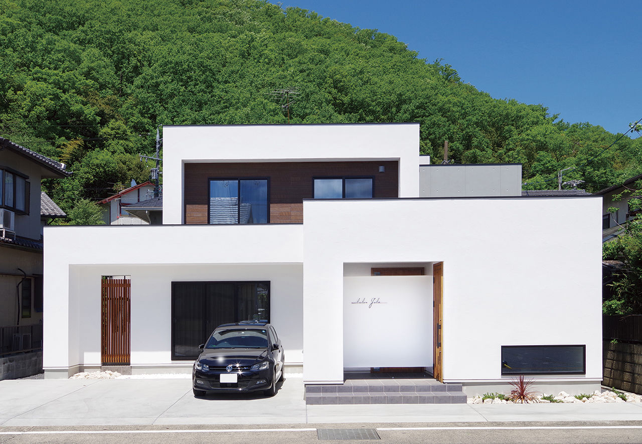 無垢Story 【岐阜県/2000万円台/造作家具/店舗併用/40坪台/間取図有】シンプルで機能的なネイルサロン併設住宅の建築実例画像1