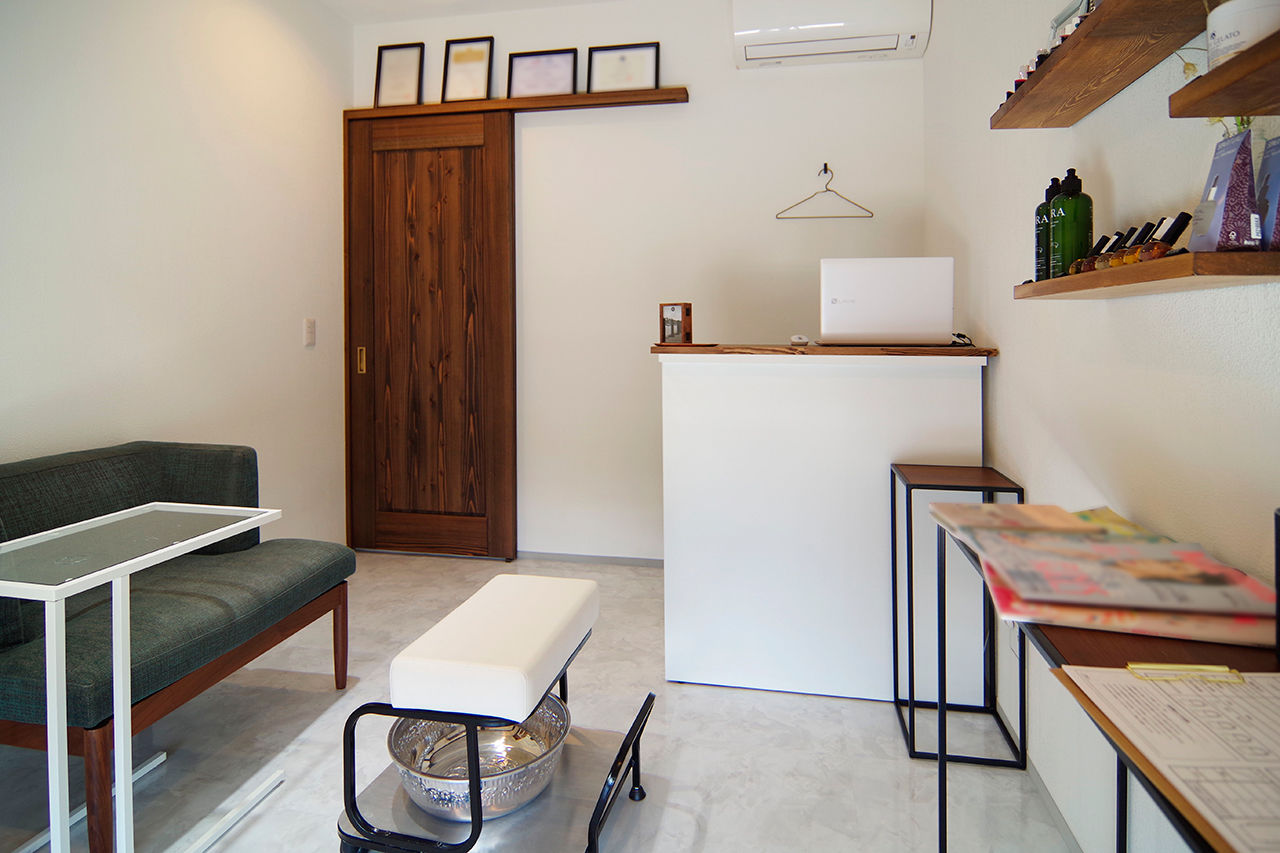 無垢Story 【岐阜県/2000万円台/造作家具/店舗併用/40坪台/間取図有】シンプルで機能的なネイルサロン併設住宅の建築実例画像3