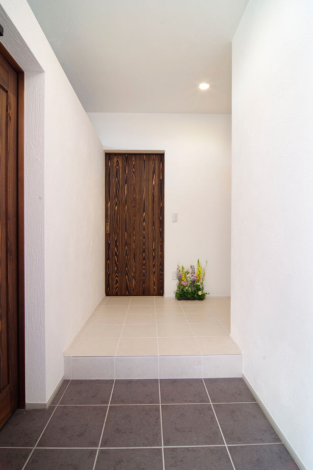 無垢Story 【岐阜県/2000万円台/造作家具/店舗併用/40坪台/間取図有】シンプルで機能的なネイルサロン併設住宅の建築実例画像8