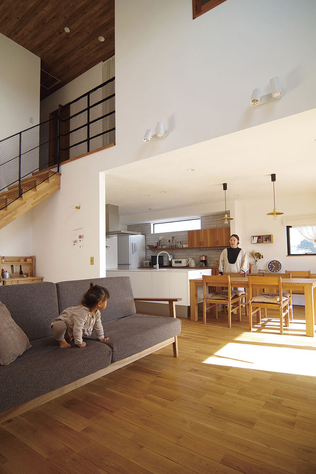 無垢Story 【岐阜県/2000万円台/ビルトインガレージ/40坪台/間取図有】冬の朝も無垢の足触りを愉しめる漆喰壁の家の建築実例画像2