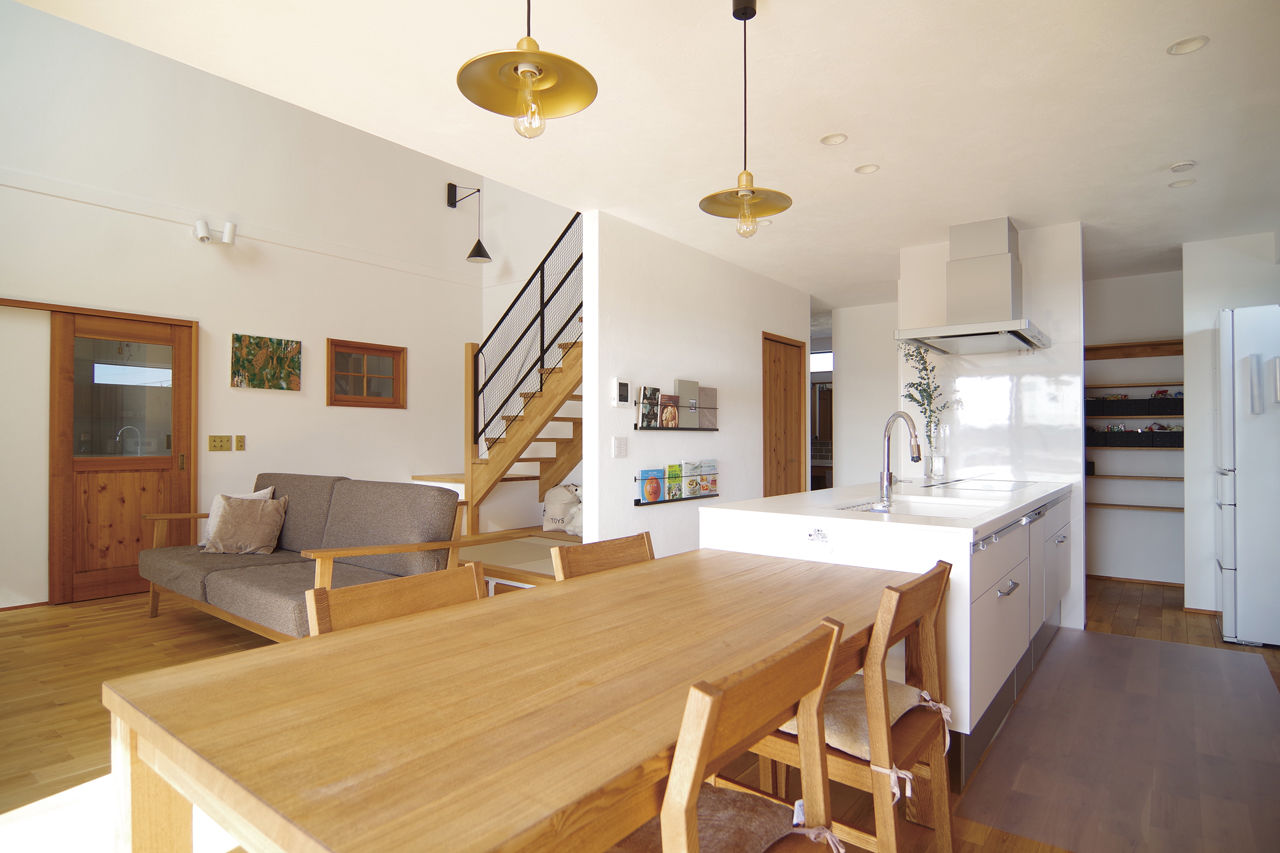 無垢Story 【岐阜県/2000万円台/ビルトインガレージ/40坪台/間取図有】冬の朝も無垢の足触りを愉しめる漆喰壁の家の建築実例画像3