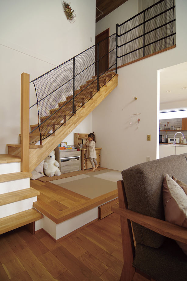 無垢Story 【岐阜県/2000万円台/ビルトインガレージ/40坪台/間取図有】冬の朝も無垢の足触りを愉しめる漆喰壁の家の建築実例画像4