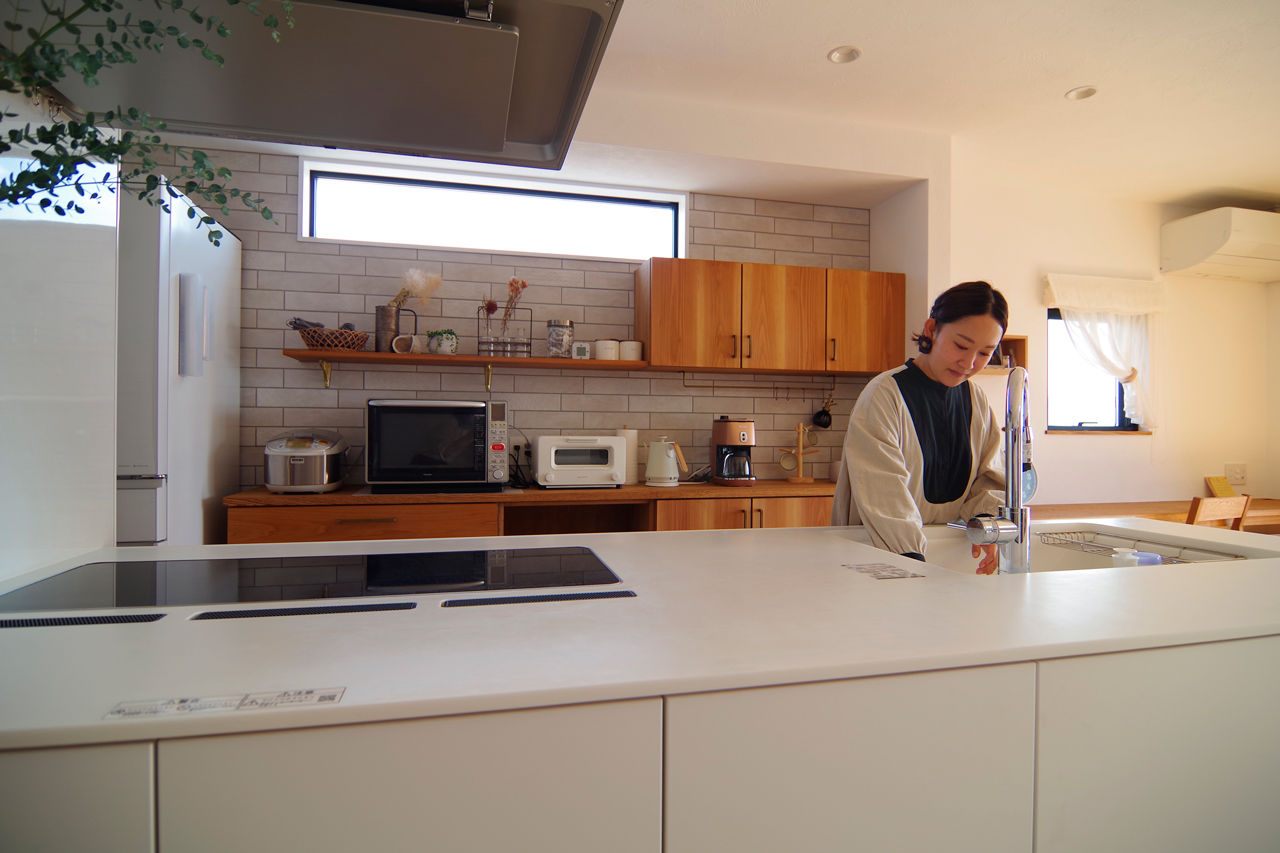 無垢Story 【岐阜県/2000万円台/ビルトインガレージ/40坪台/間取図有】冬の朝も無垢の足触りを愉しめる漆喰壁の家の建築実例画像7